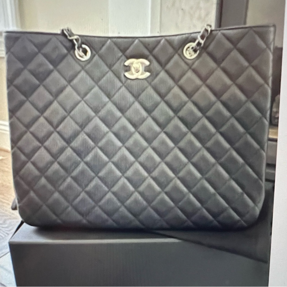 Chanel NIB 22S classic Shopping Bag Black Caviar NWOT